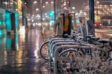 Mutlu çift sokakta birlikte yürüyor; Noel neşesi konsepti