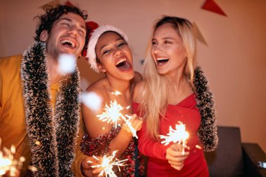 Bir grup arkadaş içeride yeni yılı kutluyor; özel parti konsepti