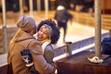 Birbirine aşık genç bir çift, şehirde güzel bir akşamda yılbaşı tatilinde buz pateni pistinde iyi vakit geçirirken kucaklaşır. Noel, yeni yıl, tatil, aşk