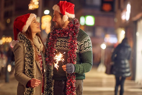 Weihnachten Der Romantischen Nacht Junges Paar Mit Sprinklern — Stockfoto