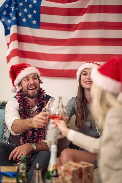 Happy Friends Trinken Hause Auf Der Weihnachtsfeier — Stockfoto