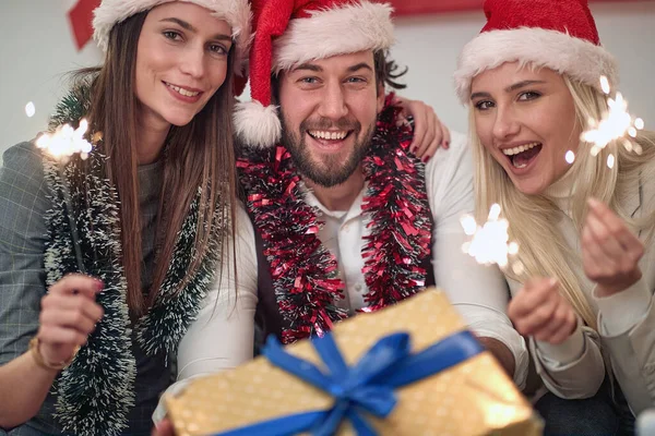 Junge Freunde Mit Wunderkerzen Und Geschenken Feiern Ersten Weihnachtsfeiertag — Stockfoto