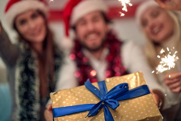 Regalo Gruppo Amici Con Scintille Regalo Godendo Festa — Foto Stock