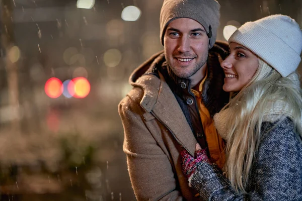 Genç bir çift şehirde güzel bir gecede yürürken karın tadını çıkarıyor. Noel, yeni yıl, tatil, aşk