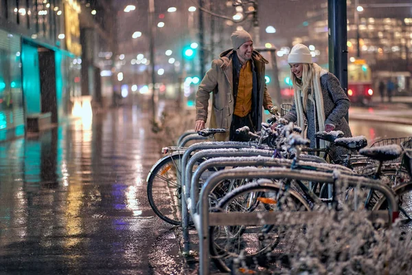 Mutlu çift sokakta birlikte yürüyor; Noel neşesi konsepti