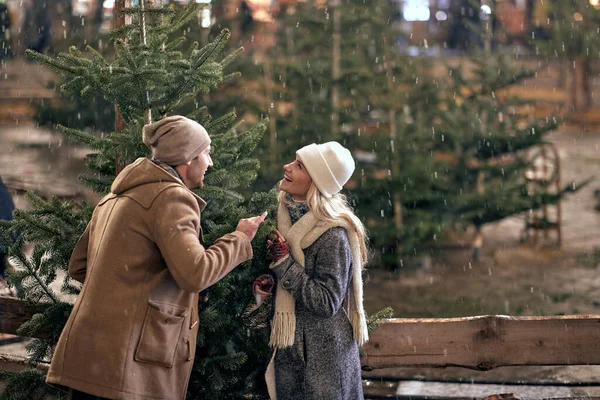 Ein Junges Paar Genießt Die Weihnachtsfeiertage Und Spaziert Durch Die — Stockfoto