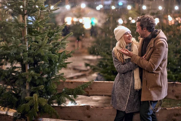 Schönes Kaukasisches Paar Genießt Die Winternacht Zusammen Festliches Konzept — Stockfoto