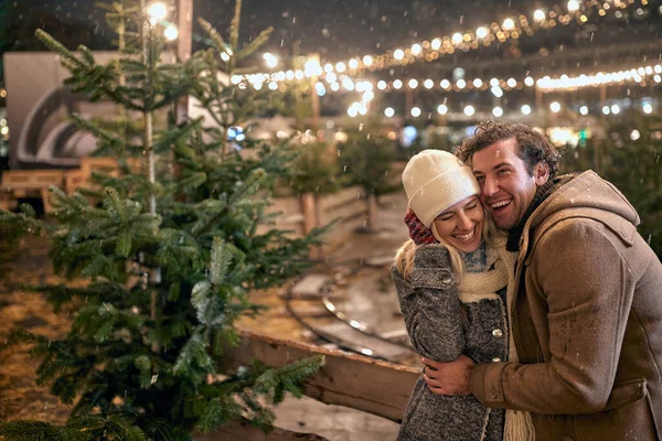 Genç ve neşeli bir çift Noel tatilinin tadını çıkarırken ve güzel, karlı bir gecede şehri gezerken iyi vakit geçiriyor. Noel, yeni yıl, tatil, aşk