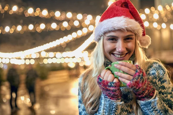 Noel Baba Şapkalı Kışın Dışarıda Çay Içen Gülümseyen Genç Kadın — Stok fotoğraf
