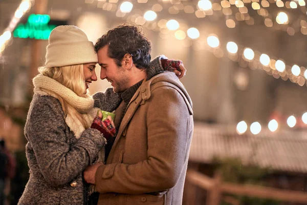 Neşeli çift kış gecesinin tadını çıkarıyor; neşeli konsept.