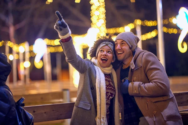 Birlikte şehri gezen neşeli çok ırklı çift; tatil gezisi konsepti