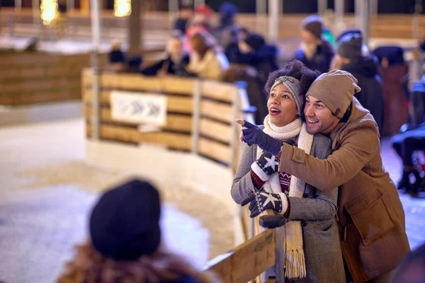 Birlikte şehri gezen mutlu çok ırklı çift; tatil gezisi konsepti