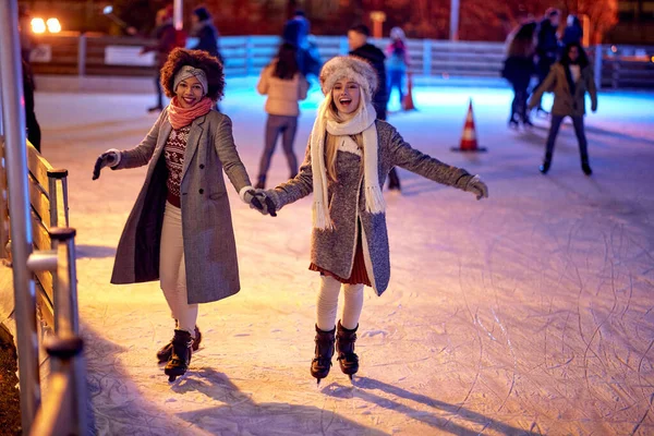 Beautiful Gilfriends Ice Skating Together Night Winter Joy Concept — Stock Photo, Image