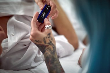 Hamilelik testini kontrol eden genç bir lezbiyen çift evde rahat bir atmosfer yaratıyor. Aşk, ilişki, hamilelik, lgbt