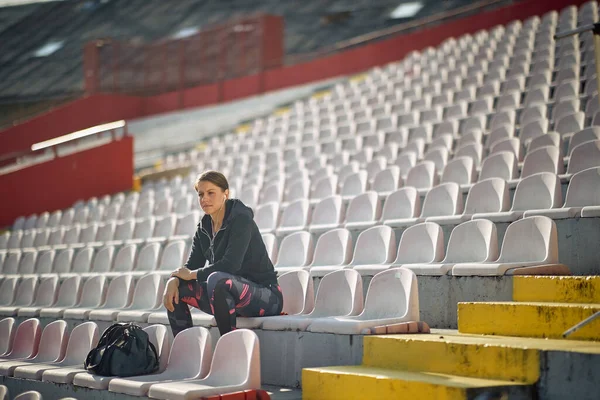 Een Jonge Vrouw Zit Het Stadion Wacht Een Training Een — Stockfoto