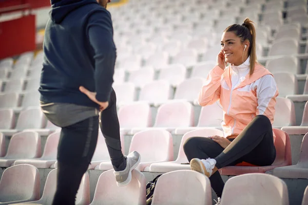 Młoda Para Siedzi Trybunie Rozmawia Czekając Trening Stadionie Piękny Słoneczny — Zdjęcie stockowe