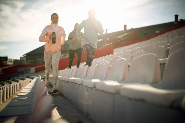 Группа Молодых Людей Бежит Трибуне Время Тренировки Прекрасный День Стадионе — стоковое фото