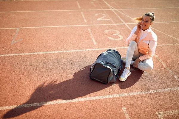 Adatta All Allenamento Femminile Caucasico Gara Allo Stadio — Foto Stock