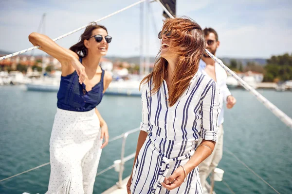 Bir Grup Genç Arkadaş Yatın Pruvasında Duruyor Deniz Kenarında Güzel — Stok fotoğraf