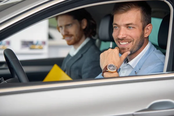 Cliente Está Sentado Coche Tienda Automóviles Ambiente Agradable Con Vendedor — Foto de Stock