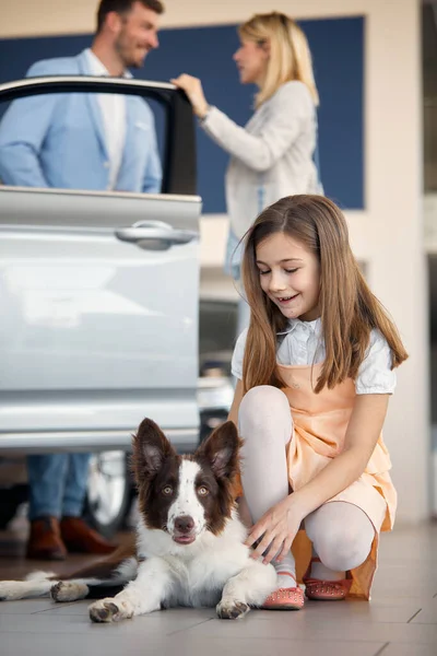 Glückliche Familie Aufgeregter Atmosphäre Autohaus Ein Neues Auto Kaufen Auto — Stockfoto