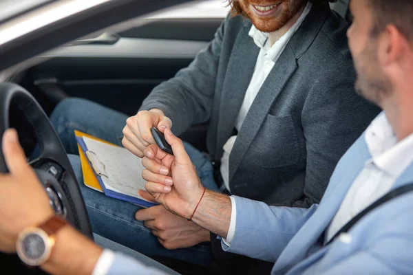 Seller Hands Keys New Car Customer Pleasant Atmosphere Auto Shop — Stock Photo, Image