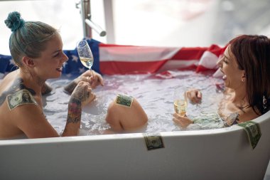 İki seksi kız küvette eğleniyor, lüks hayat konsepti.