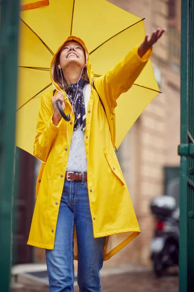Young Cheerful Woman Yellow Raincoat Umbrella Who Enjoying Rain While — Stock Photo, Image