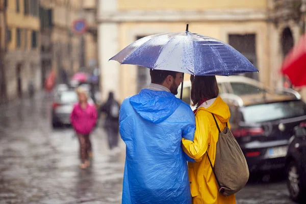 Skjuten Från Ung Förälskad Par Som Vandrar Staden Ett Avslappnat — Stockfoto