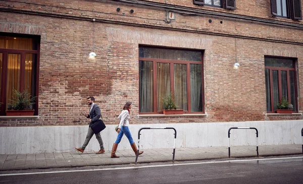 Pedestres Que Passam Pelo Outro Calçada Cidade Uma Maneira Apressada — Fotografia de Stock
