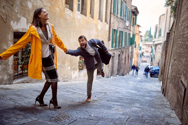 Una Pareja Joven Elegante Está Divirtiendo Mientras Camina Por Ciudad — Foto de Stock