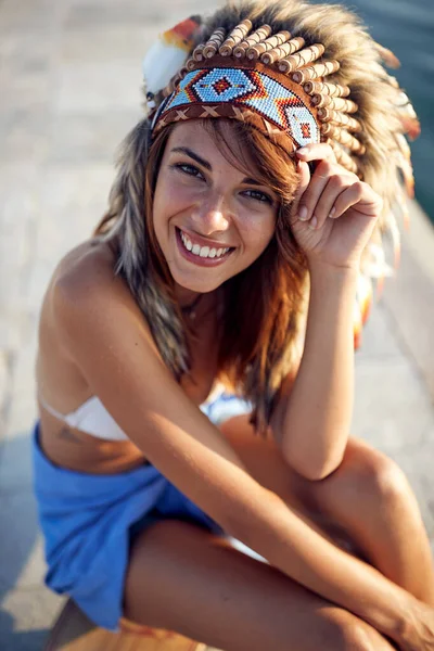 Una Joven Hermosa Con Sombrero Guerra Indio Cabeza Está Sentada —  Fotos de Stock
