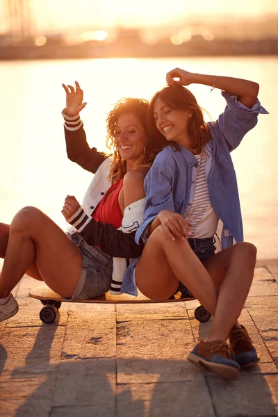 Two Happy Female Firends Hanging Out Sunny Day — Stock Photo, Image