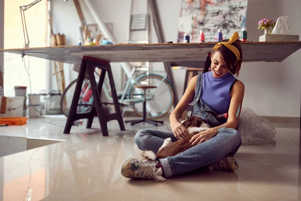 Sorrindo Pintora Feminina Espaço Trabalho Com Seu Dog Art Criatividade — Fotografia de Stock