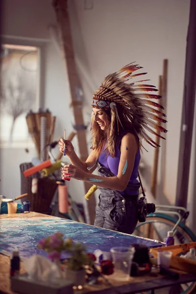 Una Joven Artista Con Sombrero Guerra Ambiente Agradable Estudio Está —  Fotos de Stock