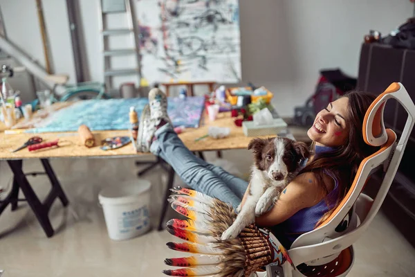 Eine Junge Künstlerin Liebt Mit Ihrem Hund Einer Angenehmen Atmosphäre — Stockfoto