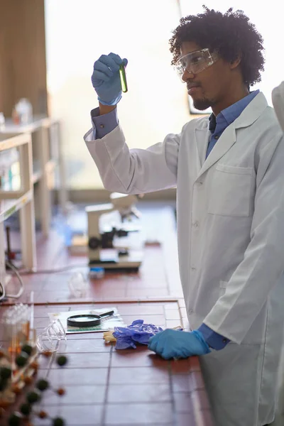 Młody Student Płci Męskiej Sterylnym Środowisku Laboratorium Obserwujący Reakcję Chemiczną — Zdjęcie stockowe