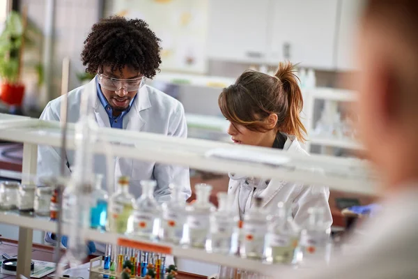 Młodzi Studenci Starannie Pracują Chemikaliami Sterylnym Środowisku Laboratorium Nauka Chemikalia — Zdjęcie stockowe