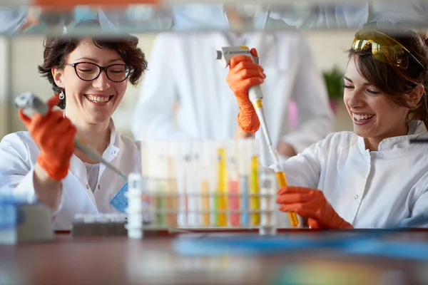 Młode Uczennice Chemii Cieszą Się Pipetując Kolorowe Chemikalia Laboratorium Miłej — Zdjęcie stockowe