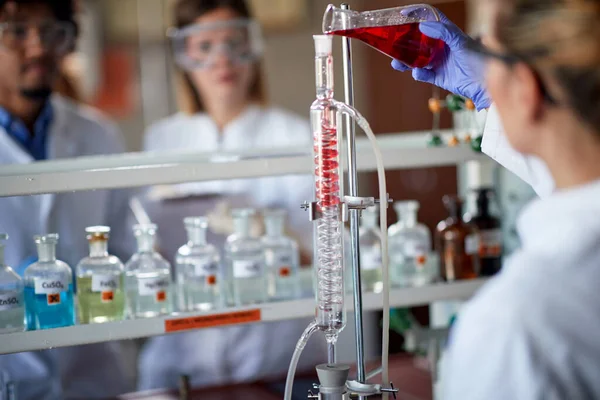 Jonge Scheikundestudenten Werken Met Chemische Apparatuur Een Laboratorium Een Werkomgeving — Stockfoto