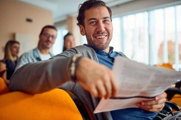 Ung Manlig Deltagare Poserar För Ett Foto Efter Affärsföreläsning Avslappnad — Stockfoto