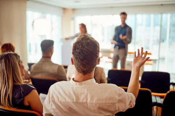 Giovani Partecipanti Discutono Durante Una Conferenza Lavoro Una Piacevole Atmosfera — Foto Stock