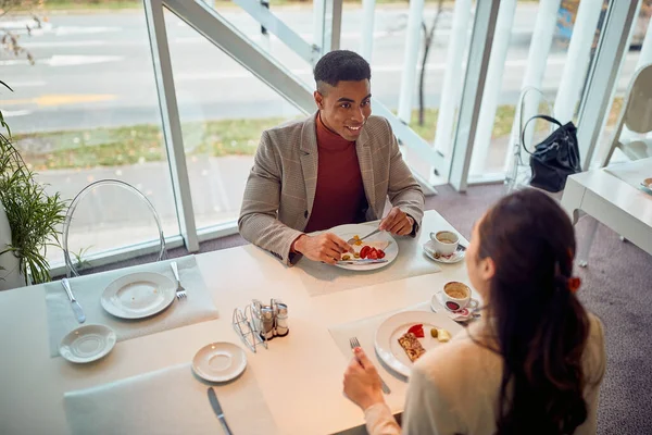 Gülümseyen Meslektaşlar Ofis Kafeteryasında Yemek Yiyorlar — Stok fotoğraf