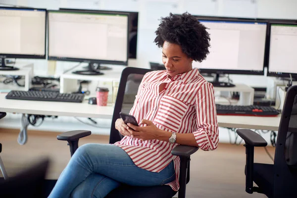 Une Jeune Employée Assise Bureau Dans Une Atmosphère Agréable Bureau — Photo