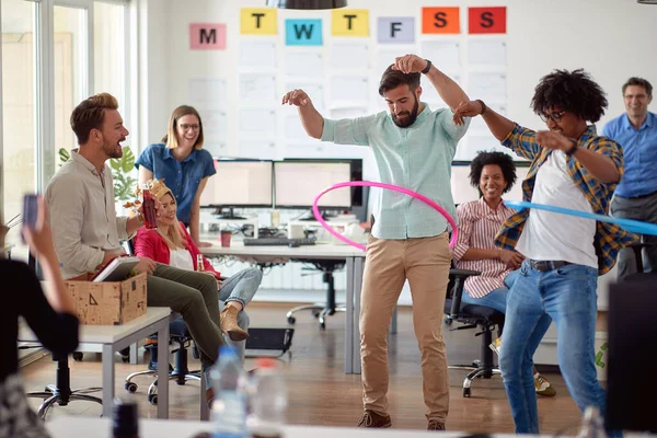 两名男性员工在办公室里和同事们一起在轻松的气氛中玩呼啦圈游戏 办公室 — 图库照片
