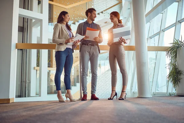 Joven Hombre Negocios Está Disfrutando Una Charla Con Dos Jóvenes — Foto de Stock