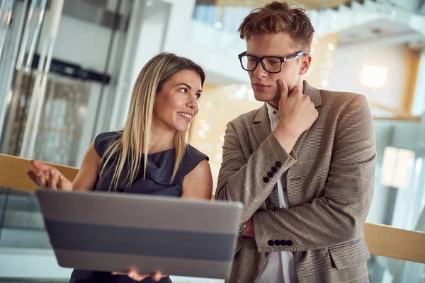 Een Jonge Zakenvrouw Haar Jonge Mannelijke Collega Discussiëren Een Laptop — Stockfoto