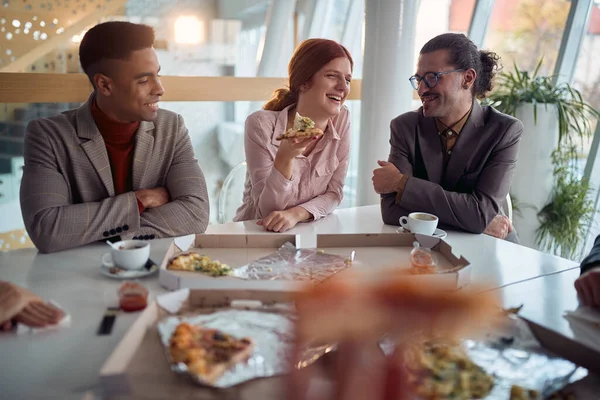 Een Jonge Zakenvrouw Heeft Plezier Met Haar Mannelijke Collega Tijdens — Stockfoto