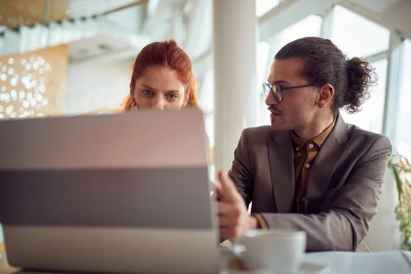 Hombre Negocios Teniendo Una Reunión Con Los Empleados Oficina — Foto de Stock