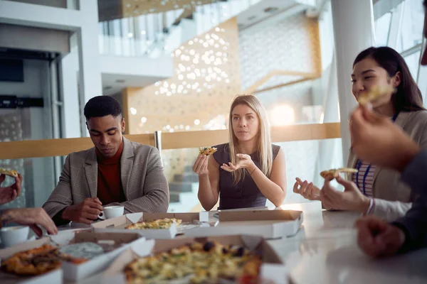 Młodzi Biznesmeni Lubią Jeść Pizzę Podczas Przerwy Obiadowej Przyjemnej Atmosferze — Zdjęcie stockowe